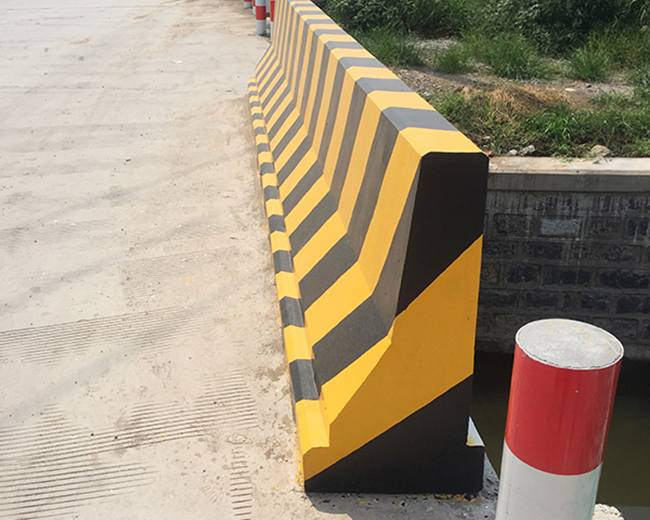 公路水泥隔离墩